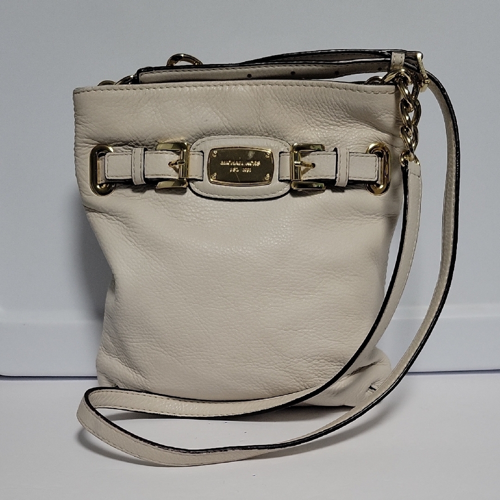Michael Kors Gold and Cream Crossbody Bag with Elegant Design